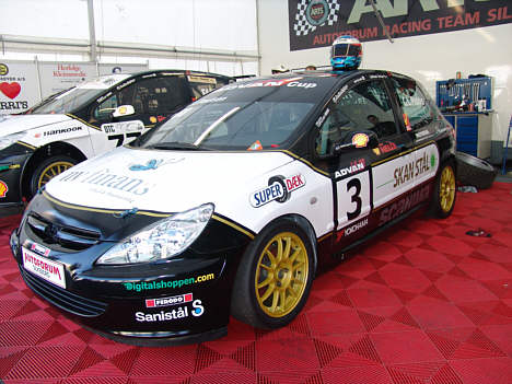 Casper Lind Poulsen skifter nu denne Peugeot 307 EPO racer ud med en Renault Clio Cup racer.